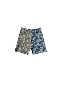 Image 2 of Short en denim à motif patchwork 
