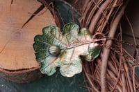 Image 1 of Vera foglia di quercia elettroformata in rame con patina sfumata verde e labradorite