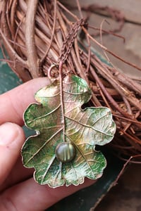 Image 3 of Vera foglia di quercia elettroformata in rame con patina sfumata verde e labradorite