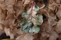 Image 2 of Vera foglia di quercia elettroformata in rame con patina sfumata verde e labradorite