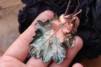 Image 1 of Vera foglia di quercia racchiusa nel rame con patina sfumata celeste/teal