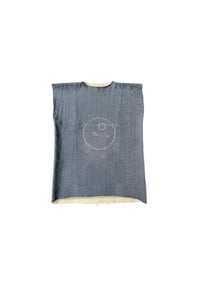 Image 1 of T-shirt two tone sans manche avec lune en strass 