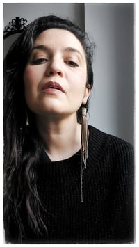 Image 9 of Orecchini pendenti in pelle SWALLOW ASYM - Gold - 20% off