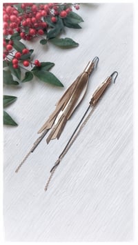 Image 2 of Orecchini pendenti in pelle SWALLOW ASYM - Gold - 20% off