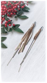 Image 5 of Orecchini pendenti in pelle SWALLOW ASYM - Gold - 20% off