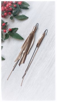 Image 8 of Orecchini pendenti in pelle SWALLOW ASYM - Gold - 30% off