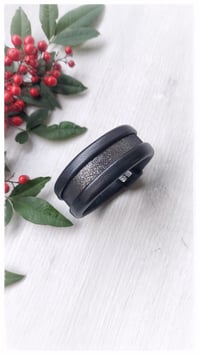 Image 1 of Bracciale bangle artigianale in pelle ESSENTIAL SMALL - NeroArgento