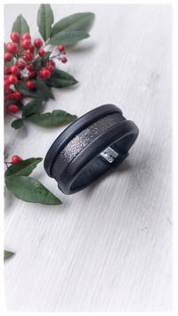 Image 2 of Bracciale bangle artigianale in pelle ESSENTIAL SMALL - NeroArgento