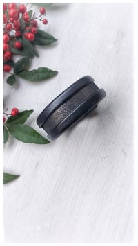 Image 3 of Bracciale bangle artigianale in pelle ESSENTIAL SMALL - NeroArgento