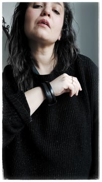 Image 4 of Bracciale bangle artigianale in pelle ESSENTIAL SMALL - NeroArgento