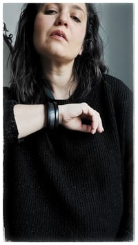 Image 5 of Bracciale bangle artigianale in pelle ESSENTIAL SMALL - NeroArgento