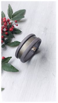 Image 3 of Bracciale bangle artigianale in pelle ESSENTIAL SMALL - Grigio piombo