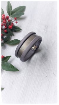 Image 4 of Bracciale bangle artigianale in pelle ESSENTIAL SMALL - Grigio piombo
