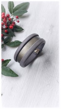 Image 1 of Bracciale bangle artigianale in pelle ESSENTIAL SMALL - Grigio piombo