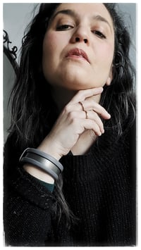 Image 2 of Bracciale bangle artigianale in pelle ESSENTIAL SMALL - Grigio piombo