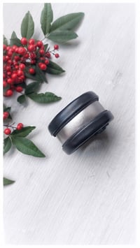 Image 2 of Bracciale bangle artigianale in pelle ANTIOPE MEDIUM - SilverBlack