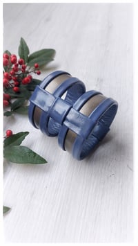 Image 2 of Bracciale bangle artigianale in pelle CAGE - BluGray