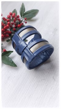 Image 4 of Bracciale bangle artigianale in pelle CAGE - BluGray