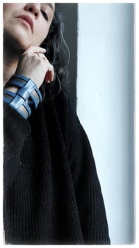 Image 5 of Bracciale bangle artigianale in pelle CAGE - BluGray