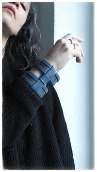 Image 6 of Bracciale bangle artigianale in pelle CAGE - BluGray