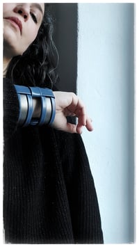Image 7 of Bracciale bangle artigianale in pelle CAGE - BluGray