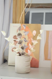 Image 2 of Bouquet de 7 branches d'eucalyptus tons neutres