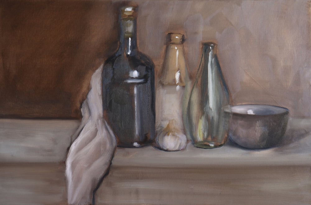 Image of Bouteilles, bol et ail sur une étagère