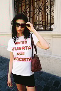 Image 1 of ANTES MUERTA QUE FASCISTA T-SHIRT