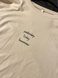 Image 11 of T-shirt oversize personalizzata