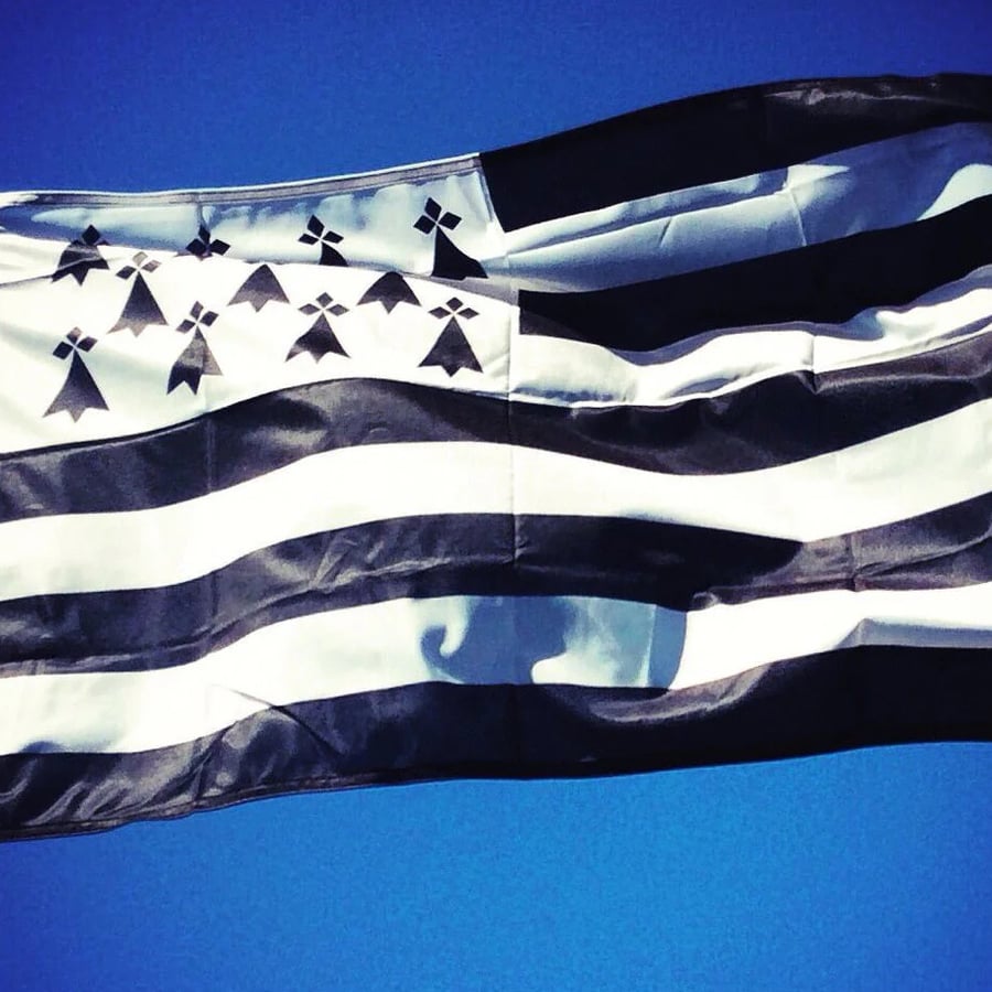 Image of Drapeau Breton géant VERSION XXL / Banniel Breizh bras-meurbet e STUMM XXL (360 x 240 cm)