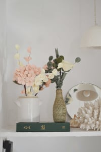 Image 2 of Bouquet de deux roses  en laine