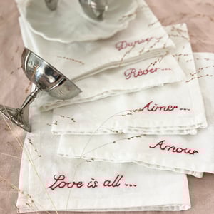 Image of SERVIETTES BRODÉES MAIN