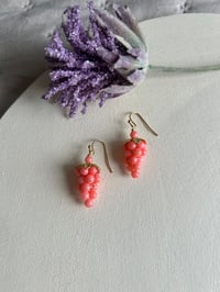 Pendiente racimo de uvas de coral bambú rosa-
