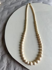 Collar resina hueso bolas 45 cm largo-