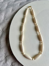 Collar tubo resina hueso 45cm largo-