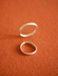 Image 1 of Anneau brut et gravé ⁠♡