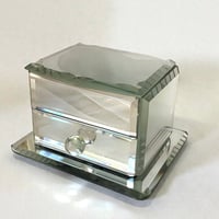 Image 1 of Boîte à bijoux en verre miroir Art Déco vintage avec tiroir des années 1940.