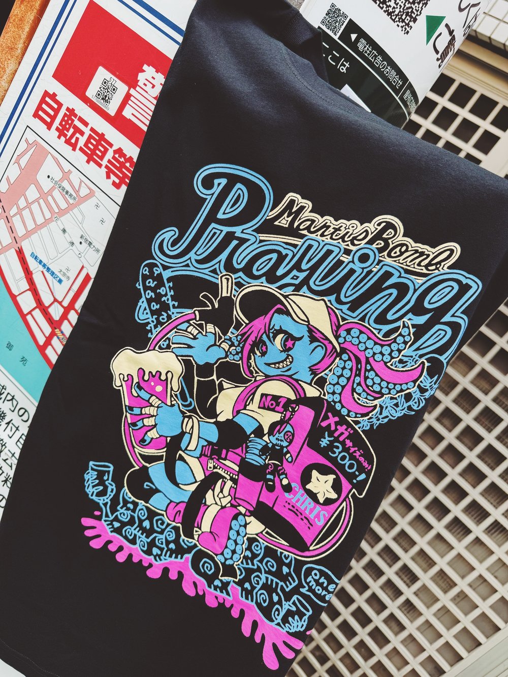 "PRAYING MANTIS BOMB" TEE