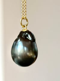 Image 4 of Black Baroque Tahitian Pearl Pendant 18k