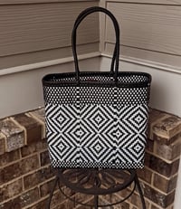 Avery-Black and White