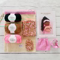 Image 1 of Kit crochet Ma Poupée Awa (version fleurs et Vichy Rose)