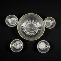 Image 2 of Service à salade de fruits en verre moulé et dorure à décor de boules, 1930 saladier coupelles
