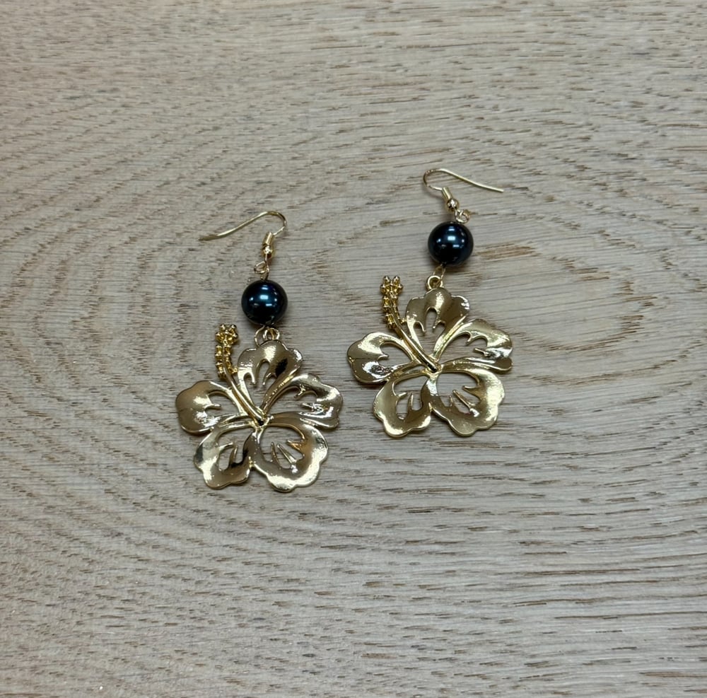 Image of HIBISCUS PEARL WOMEN'S EARRINGS