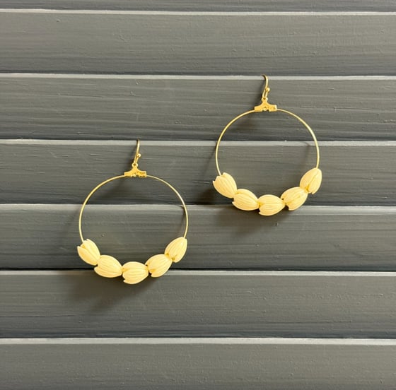 Image of PIKAKE FLOWER HAMMERED HOOP WOMEN'S EARRINGS