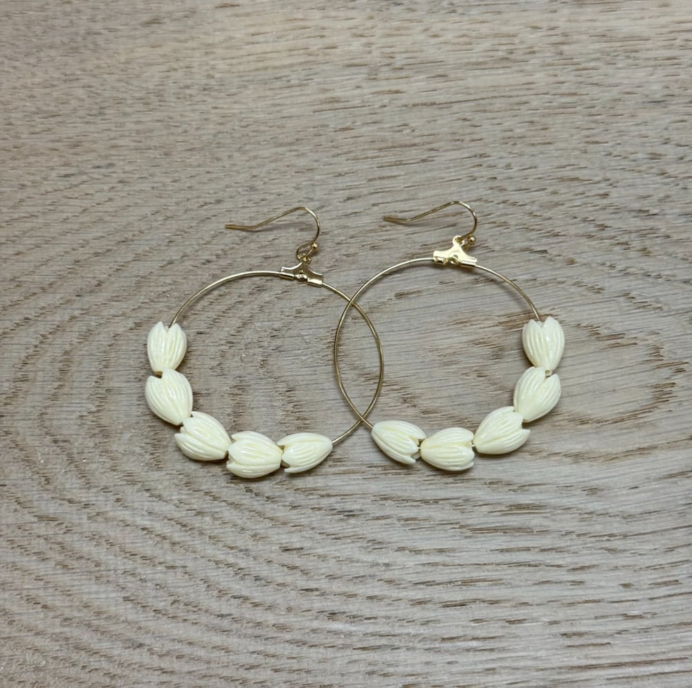 Image of PIKAKE FLOWER HAMMERED HOOP WOMEN'S EARRINGS