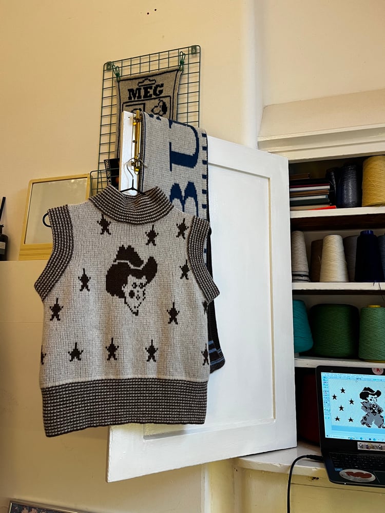 COWBOY TOOTIN SLEEVELESS SWEATER