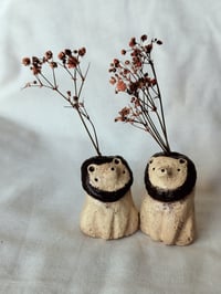 Pieni savimaljakko, istuva leijona