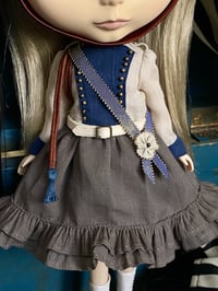 Image 2 of "Majorette"