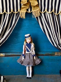 Image 3 of "Majorette"