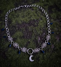 Image 2 of Chainmail necklace with blue beads 